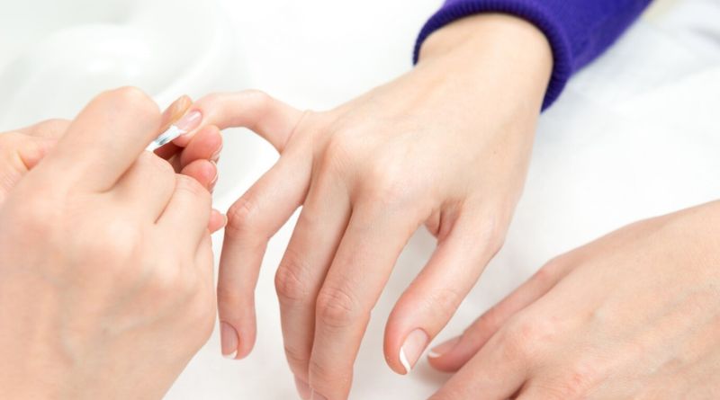 How to treat an allergic reaction to gel nail polish