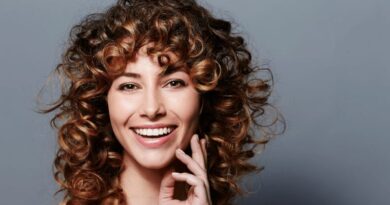 7 Top Haircuts for Curly Hair and Round Faces