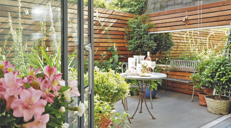 9 Fence Decorating Ideas To Spruce Up Your Yard